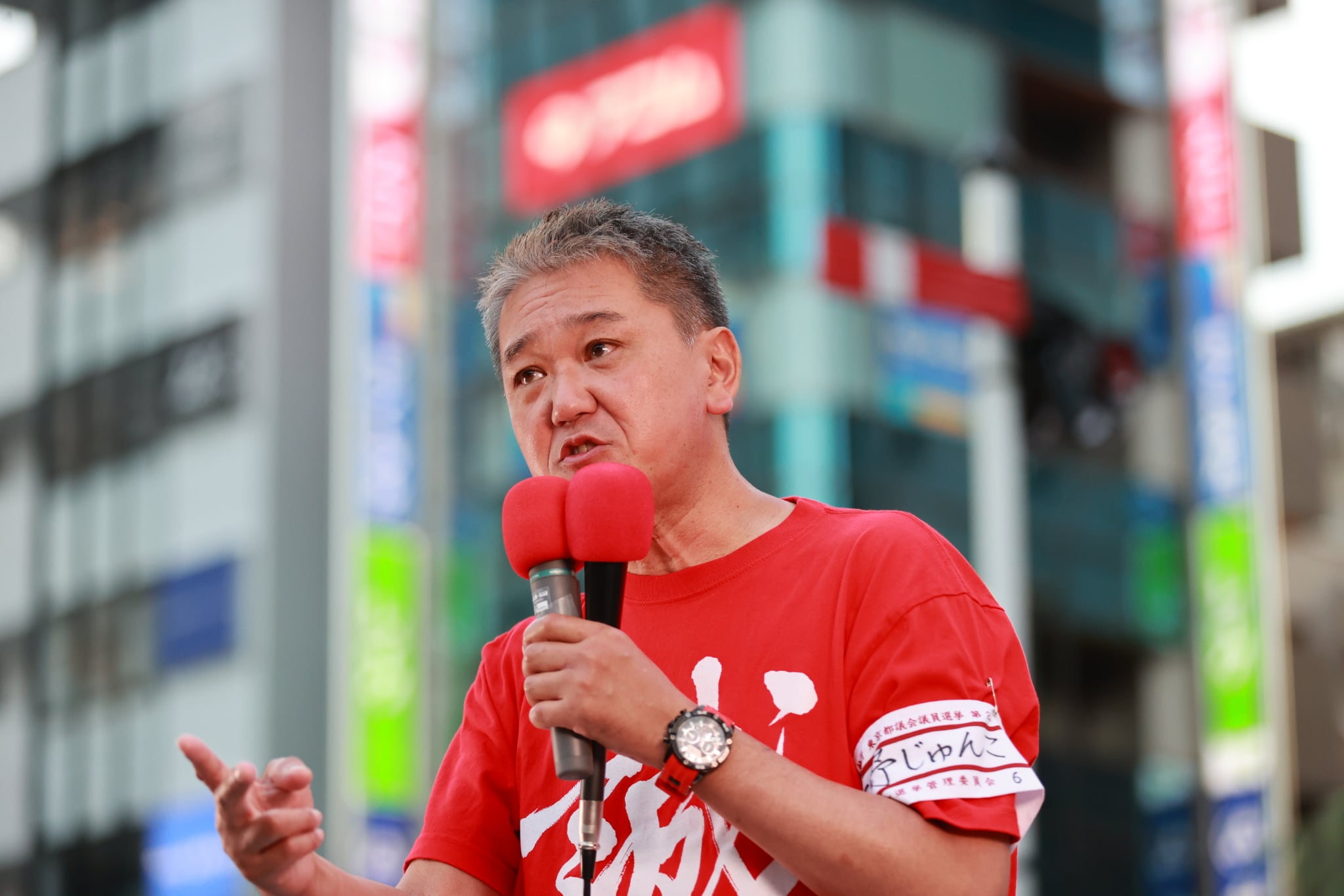 赤い「誠」Tシャツ姿で街頭演説する吉野敏明
